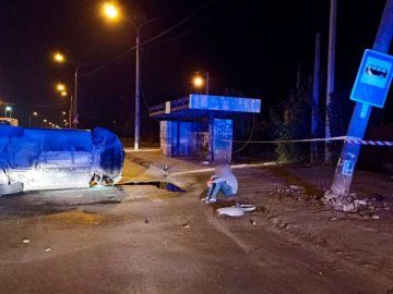 У Луцьку вночі неповнолітній хлопець за кермом Audi врізався в електроопору. ФОТО 