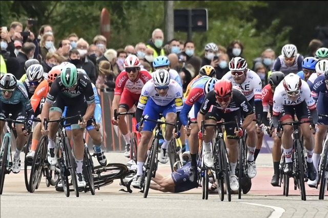 Победа Калеба Юэна и релегация Паскаля Акермана на классике Scheldeprijs-2020