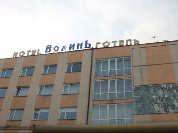 На Волині чоловік випав з вікна готелю. ВІДЕО