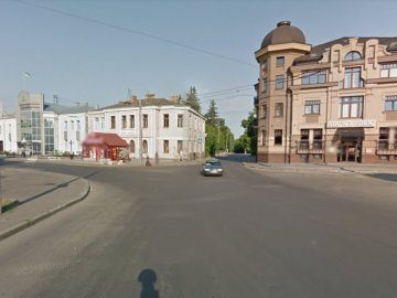 На перехресті в центрі Луцька просять встановити новий дорожній знак