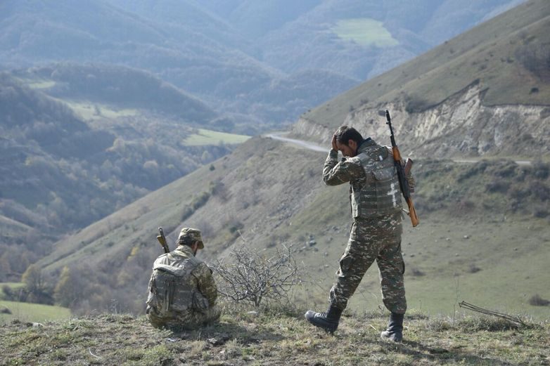Алиев и Пашинян объявили о прекращении огня в Карабахе