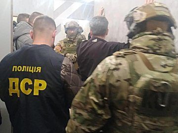 На Волині керівництво служби місцевих автомобільних доріг та будівництва викрили в організації «схеми відкатів». ФОТО